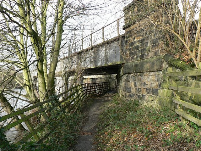 File:Disused railway bridge over River Aire - geograph.org.uk - 315420.jpg