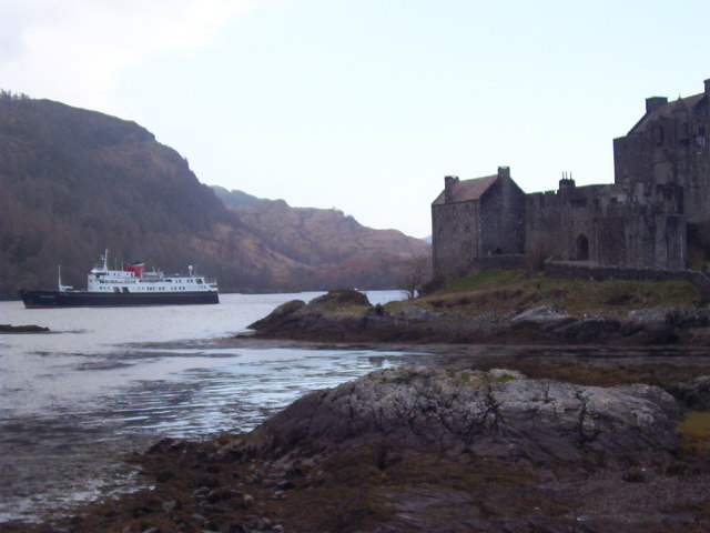 File:Eilean Donan and Hebridean Princess - geograph.org.uk - 369068.jpg