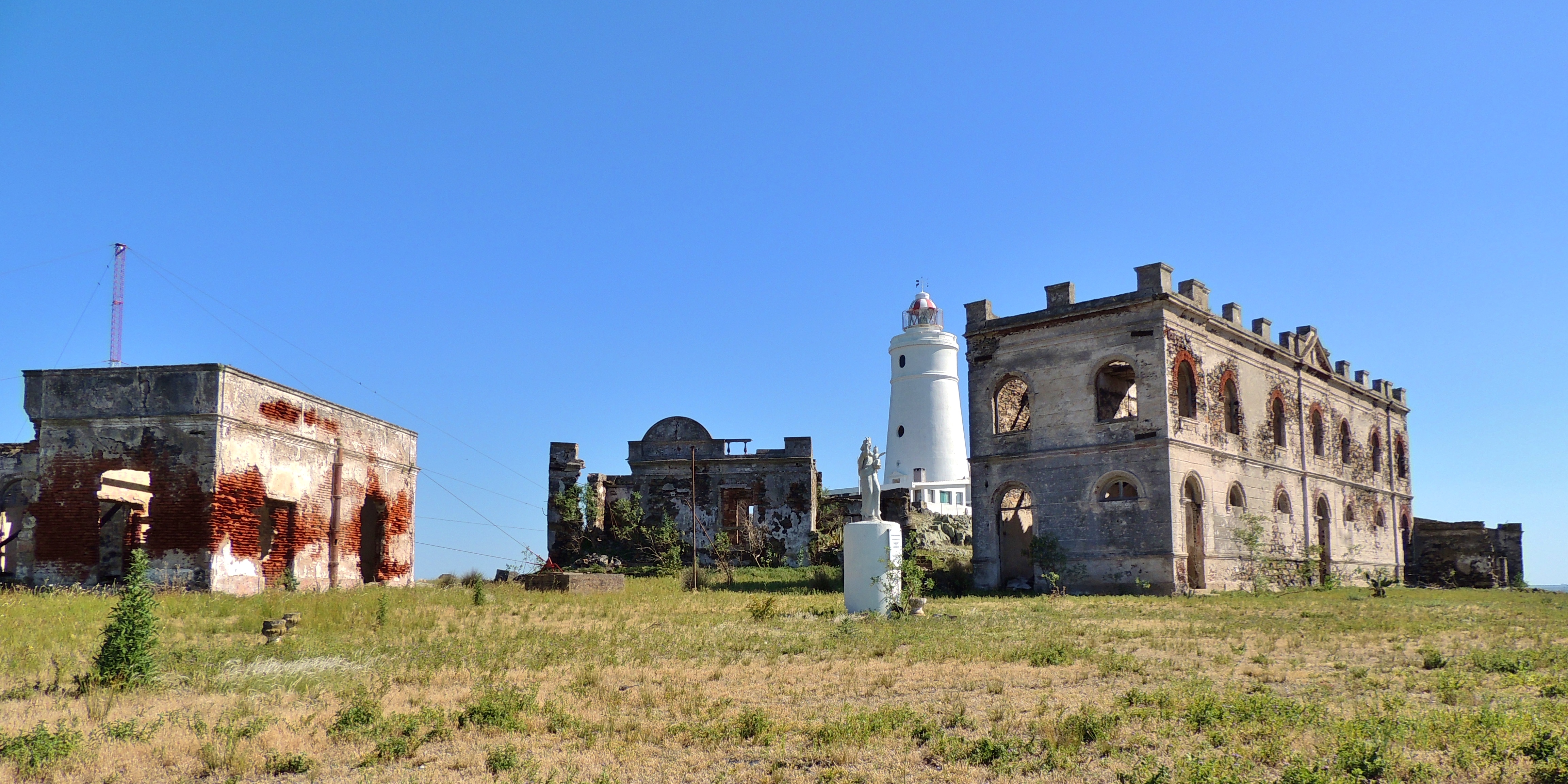 Faro Isla de Flores y construcciones. 02.JPG