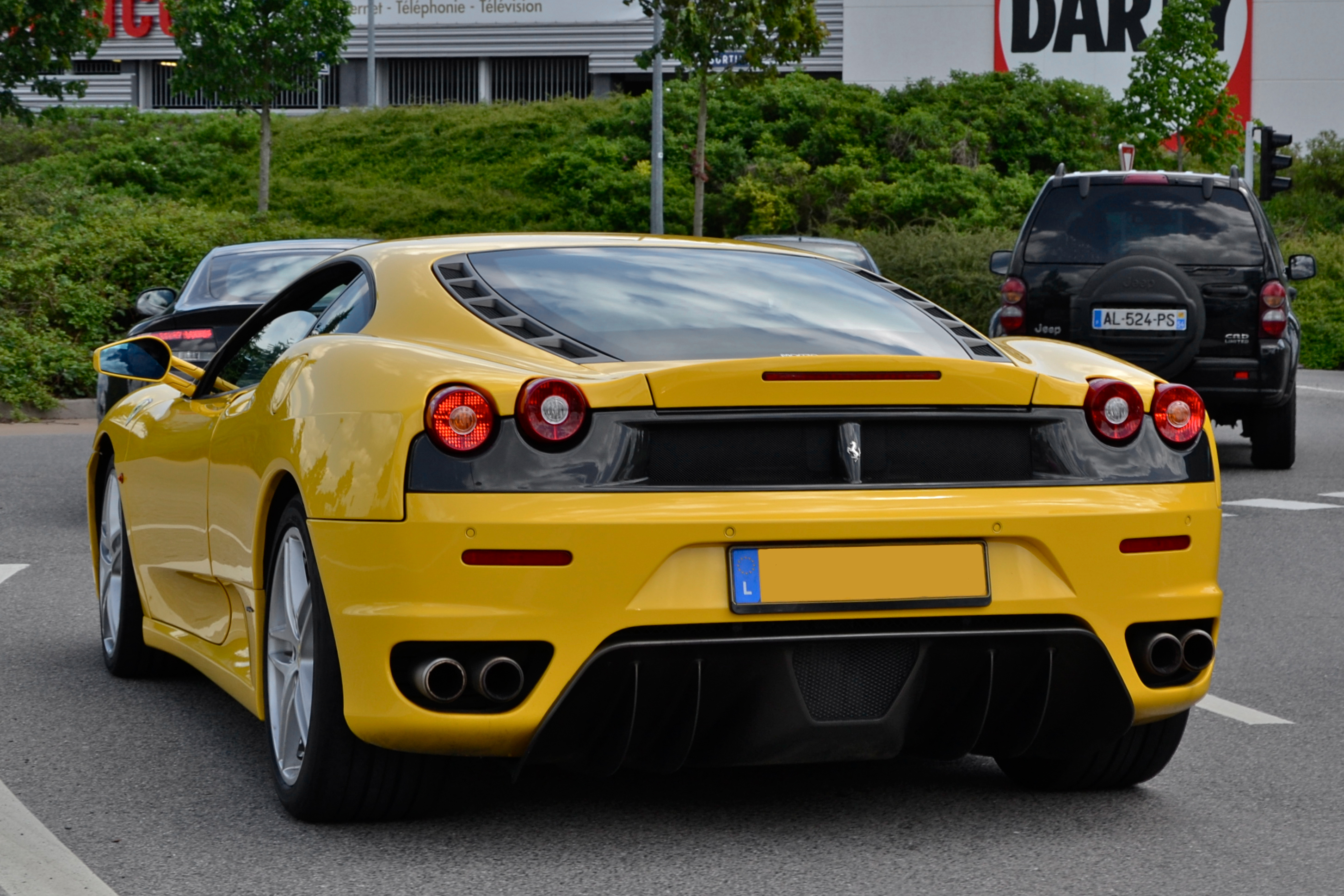 Ferrari f430 на фоне дома