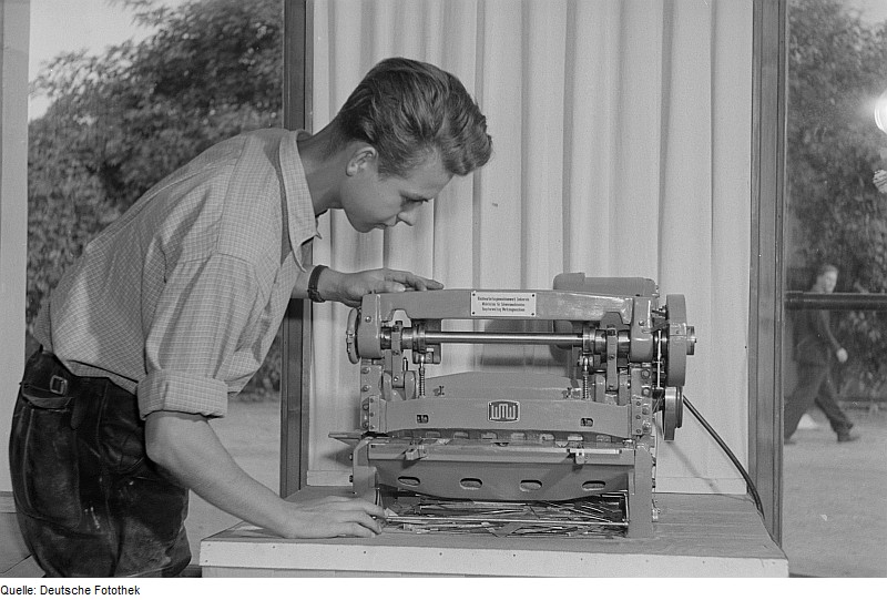 File:Fotothek df roe-neg 0006515 020 Portrait eines Jugendlichen an einer Schneidemaschine des Blechbearbeitungsmasch.jpg