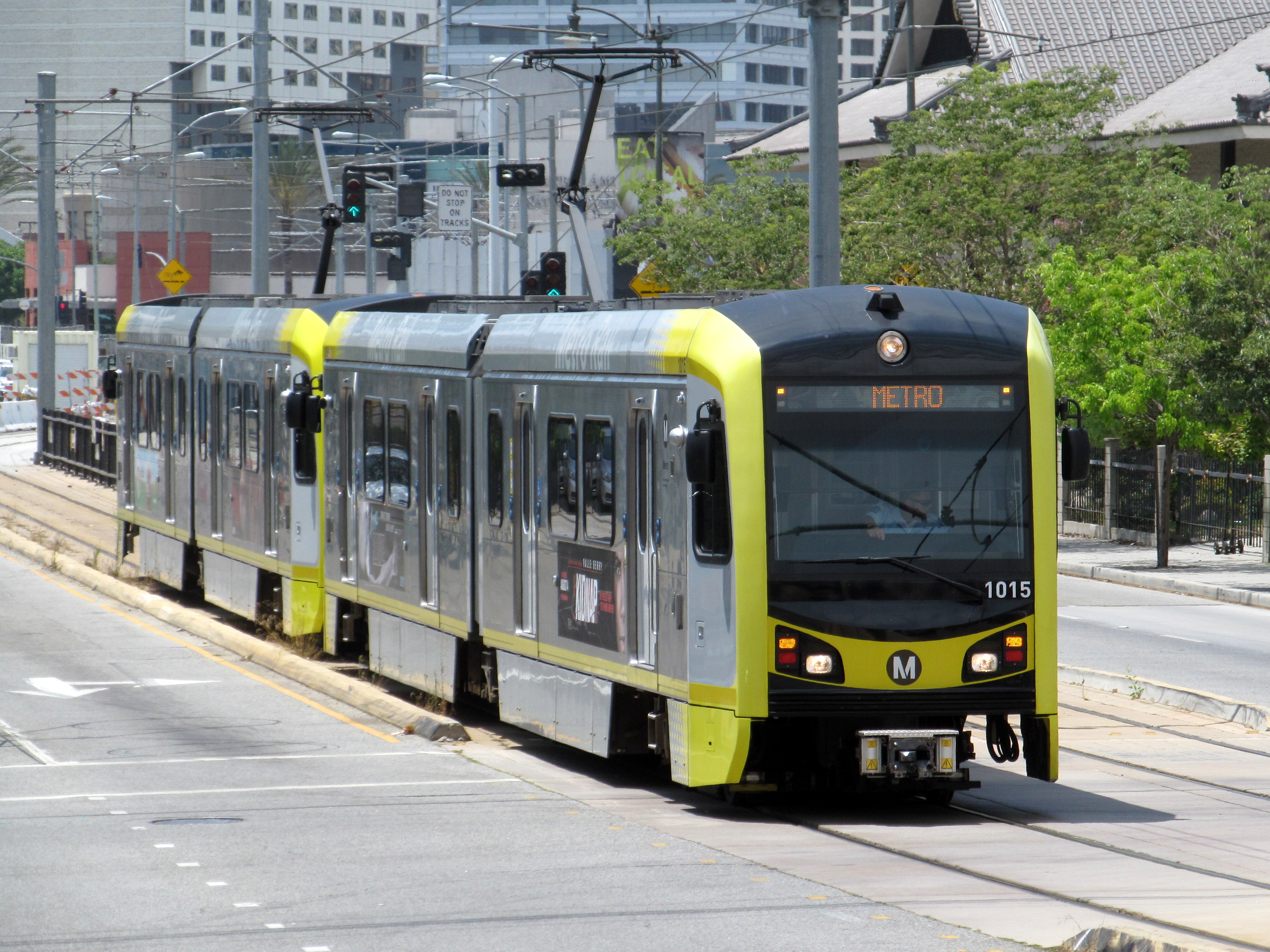 https://upload.wikimedia.org/wikipedia/commons/c/ca/Gold_Line_train_on_East_1st_Street%2C_July_2017.JPG