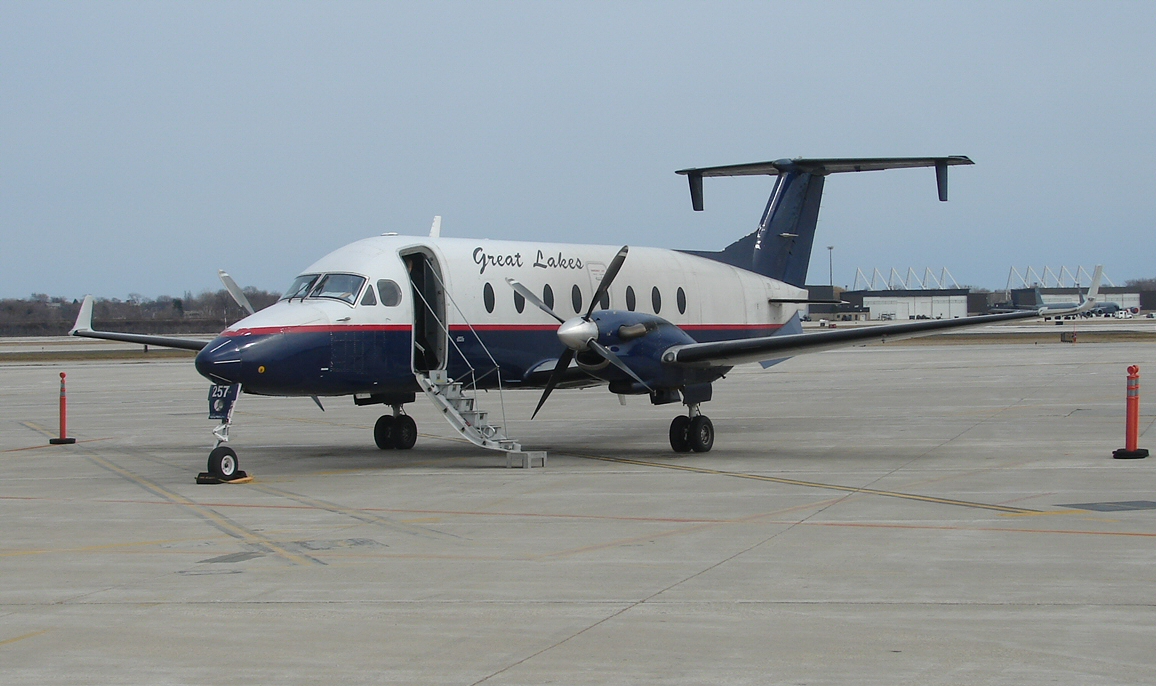 Great Lakes Beech 1900 at KMKE. (3410061958).jpg