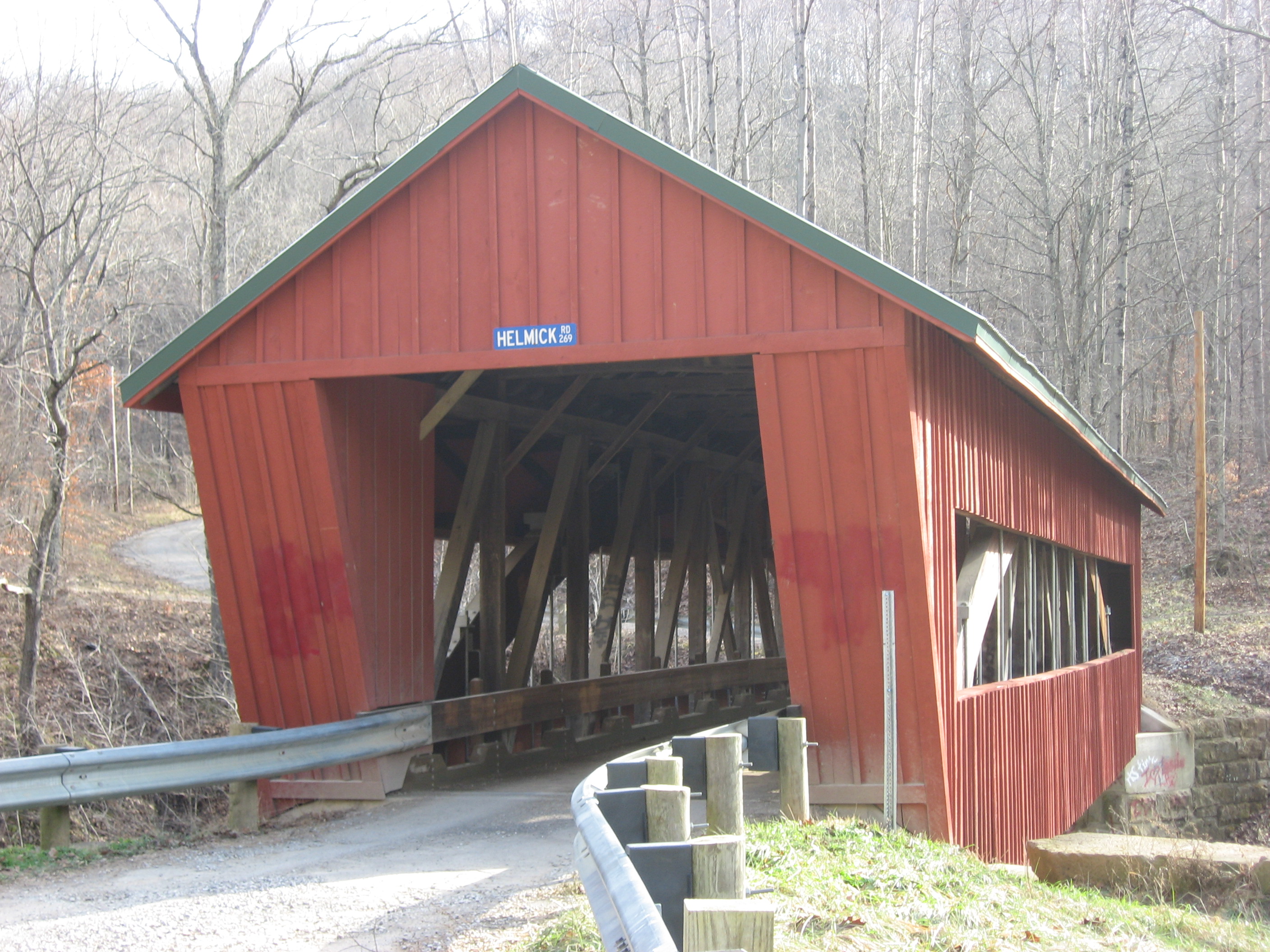 https://upload.wikimedia.org/wikipedia/commons/c/ca/Helmick_Mill_Covered_Bridge.jpg