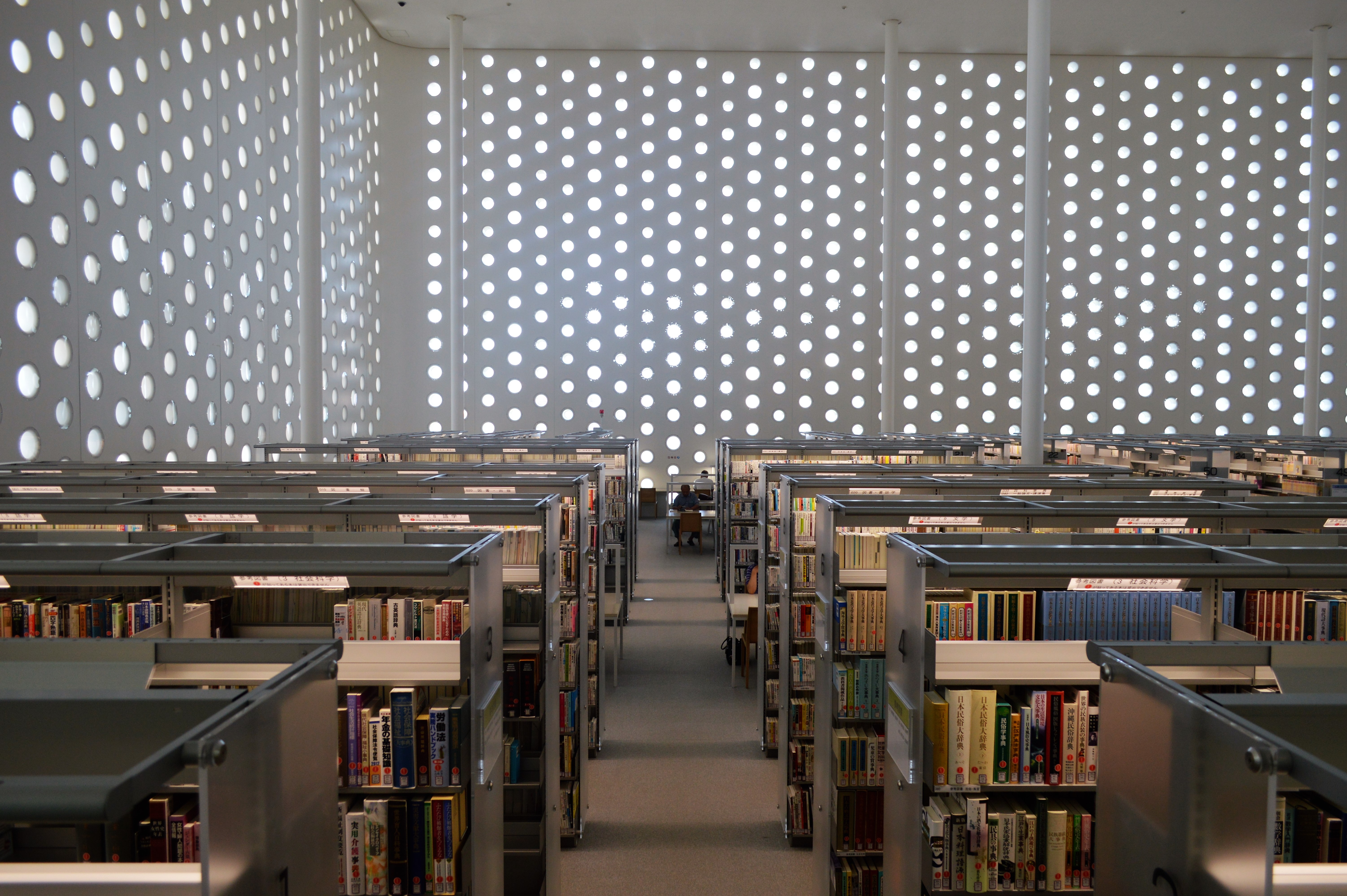 File:Kanazawa Umimirai Library 2F bookshelves ac (1).jpg - Wikipedia