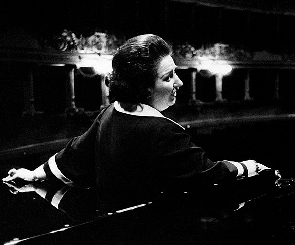 File:Montserrat Caballé 1975b.jpg