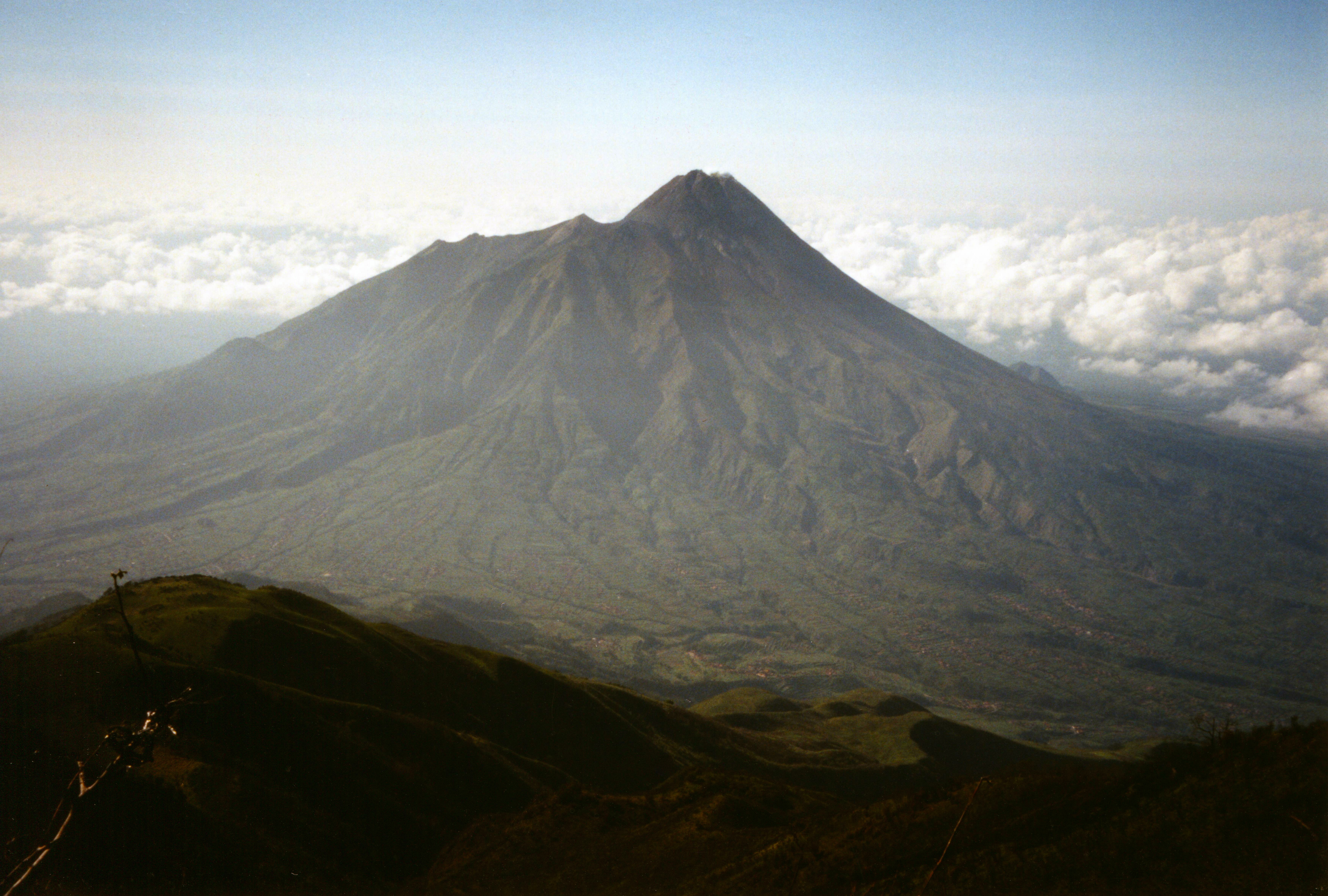 File:Mt Merapi from Mt Merbabu.jpg - Wikimedia Commons