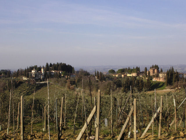 Veduta del Santuario (sulla sinistra) e della Fattoria di Pancole (sulla destra)