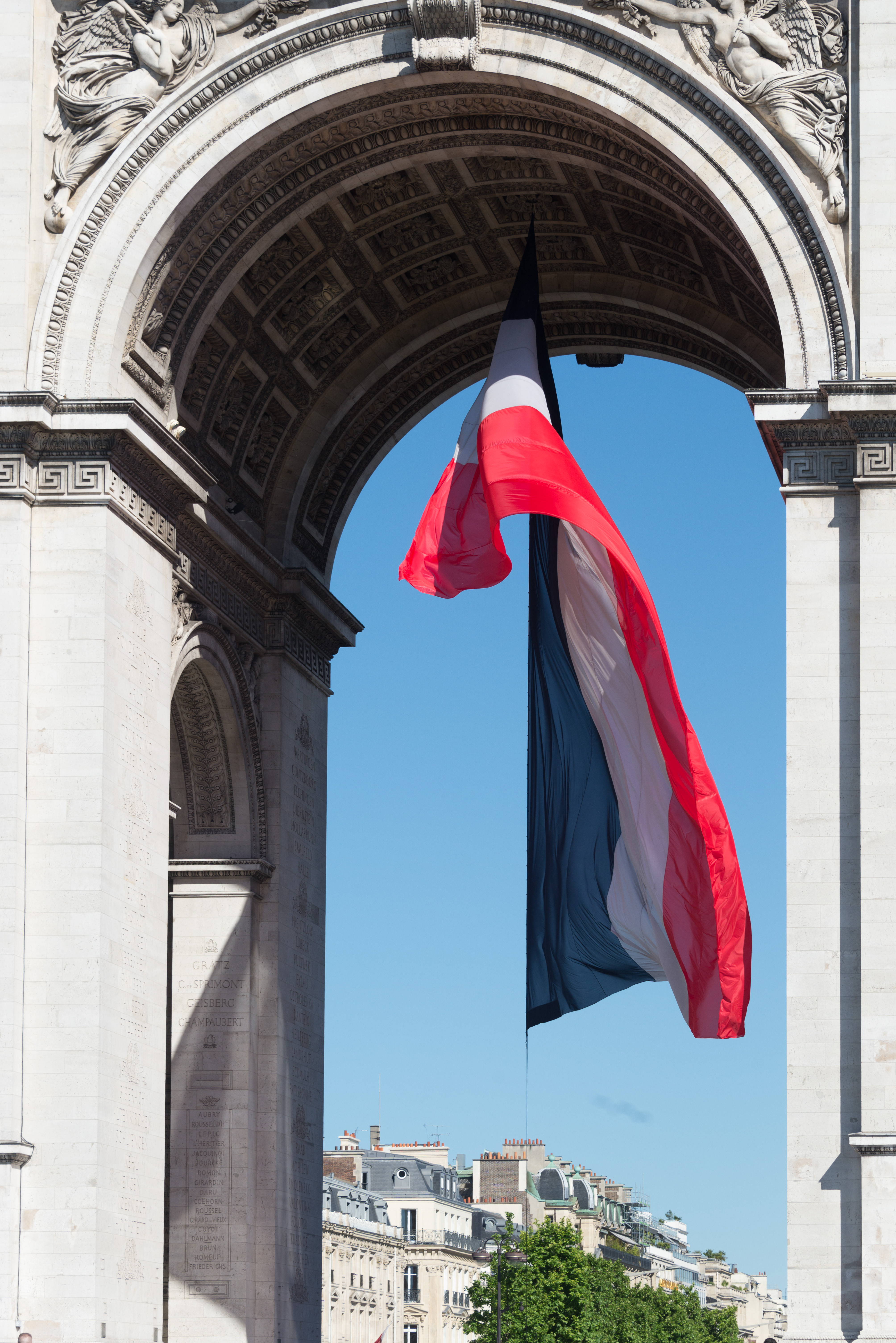 File Paris Arc de Triomphe de l toile 20170526 flag 02 .jpg