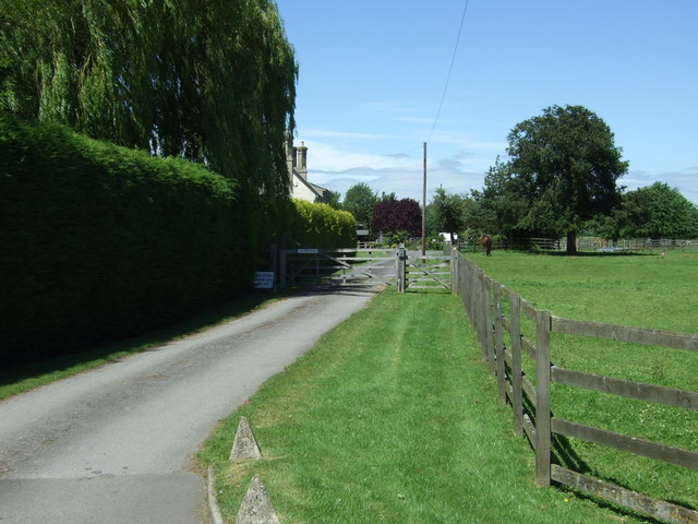 File:Road to Manor Farm - geograph.org.uk - 5424918.jpg