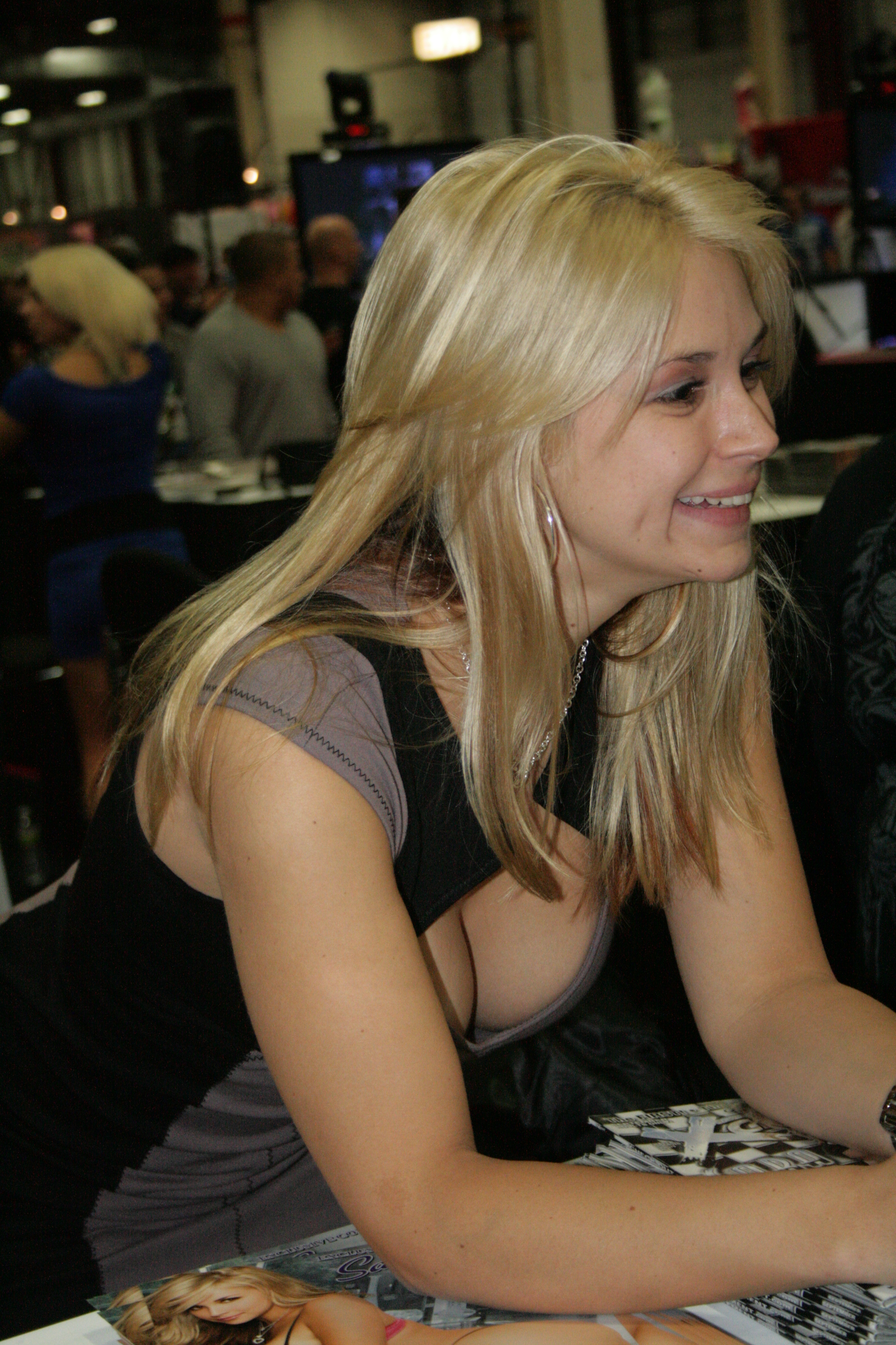 Sarah Vandella at Exxxotica NJ 2010 00168.jpg. en:model release. 