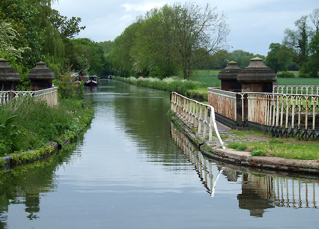 File:Shropshire Union Canal at Stretton, Staffordshire - geograph.org.uk - 1322425.jpg