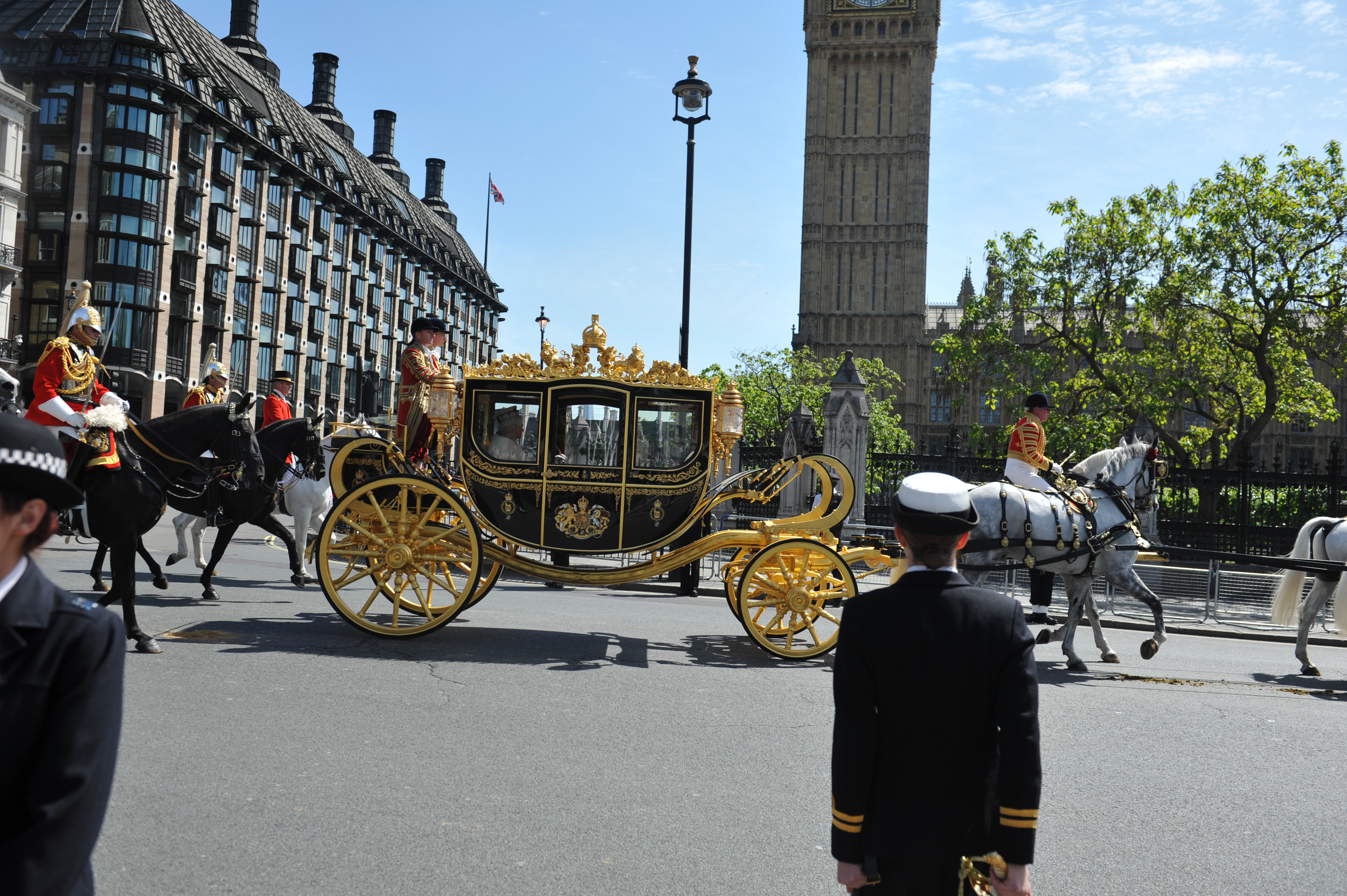 British state. Карета Diamond Jubilee. Diamond Jubilee корета. Diamond Jubilee State coach. Король Швеции и Сенатры едут на работу в риксдаг на велосипедах фото.