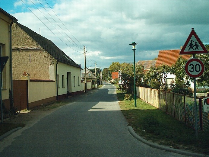 File:Stechauer wegTrebbus.jpg