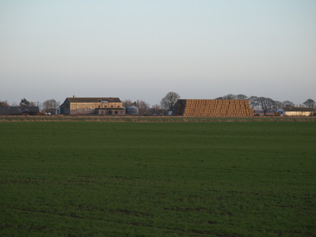 File:Strawstack at Dearloves Farm - geograph.org.uk - 650670.jpg