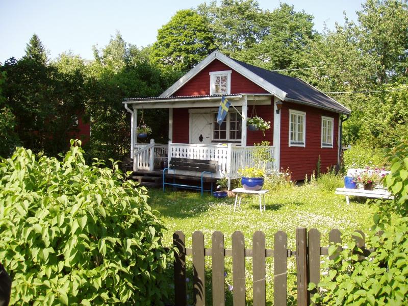 Swedish_red_house.jpg