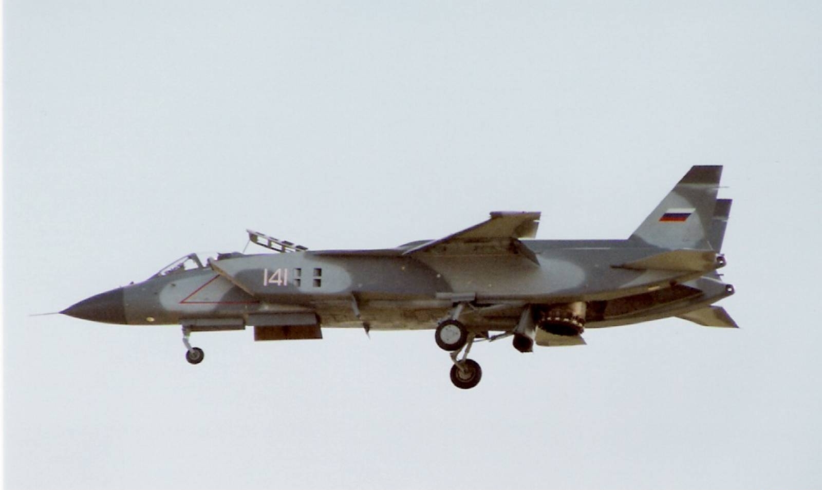 [Image: Yakovlev_Yak-141_at_1992_Farnborough_Air...282%29.jpg]