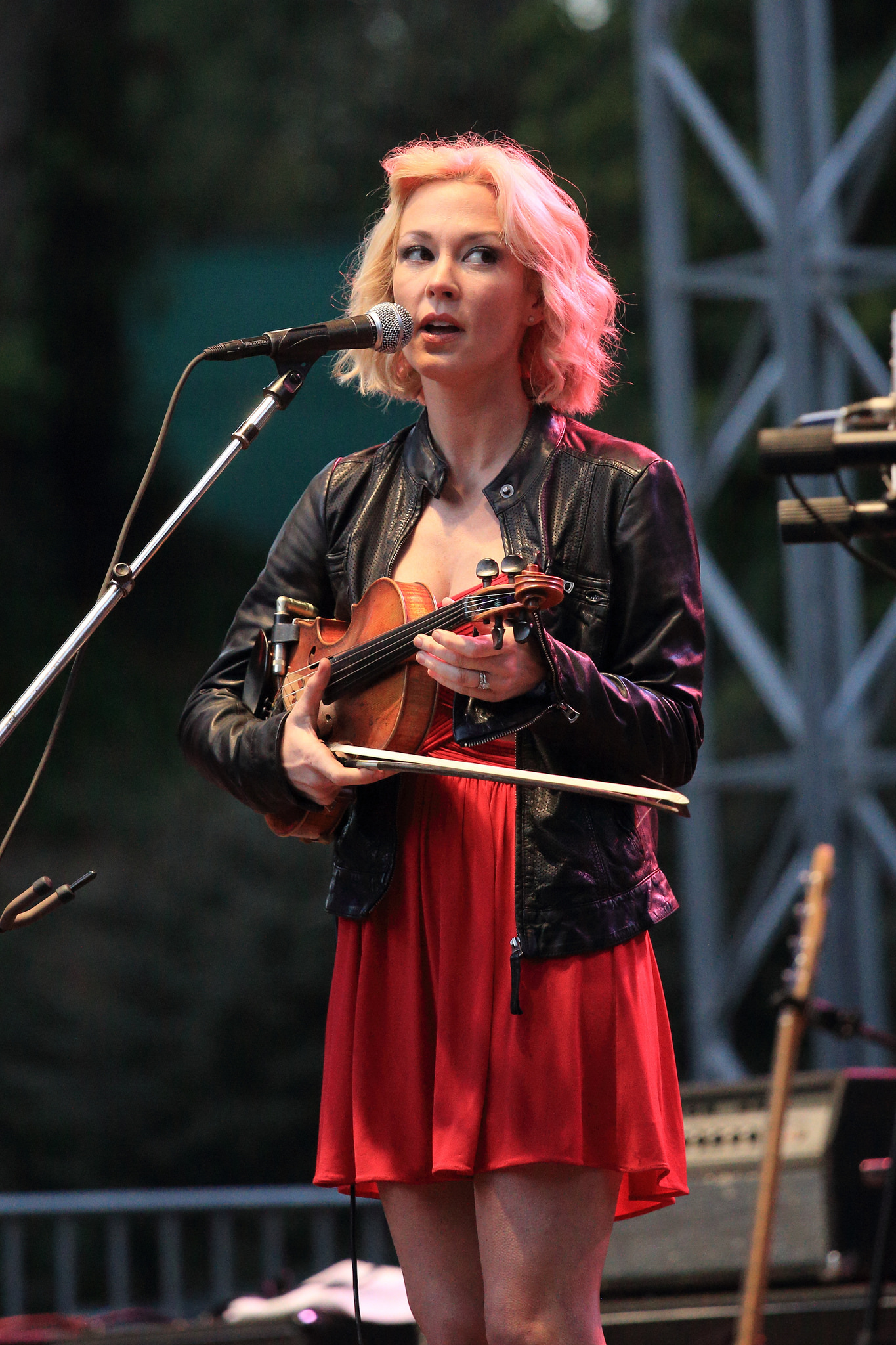 Amanda Shires at HSB 2014.jpg