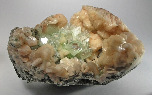 File:Apophyllite-(KF)-Stilbite-Ca-171598.jpg