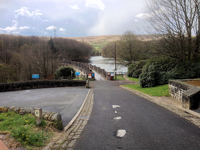 File:Approaching Ryburn Reservoir - geograph.org.uk - 4927956.jpg