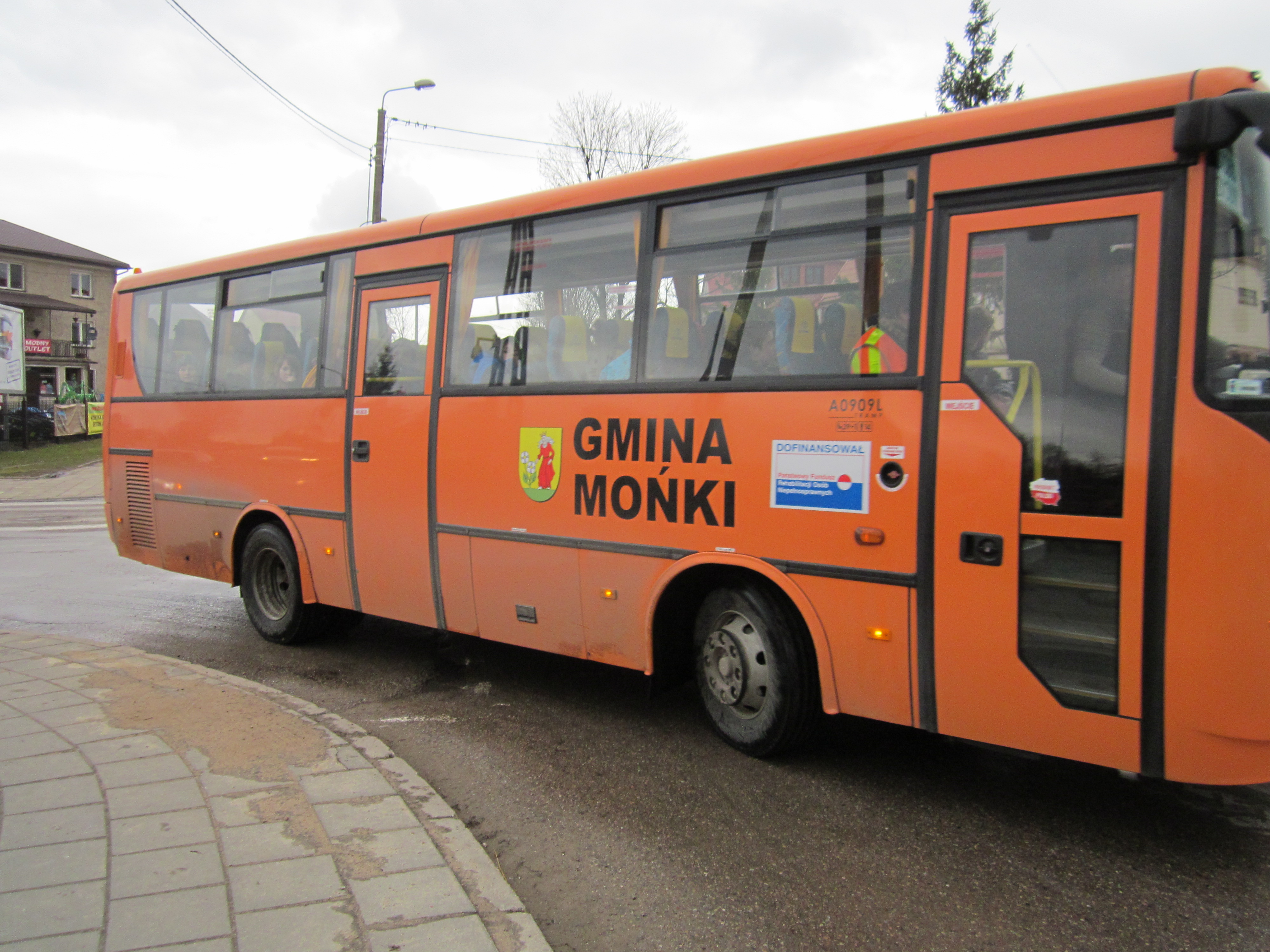 Сайт оранжевый автобус пермь. Оранжевая маршрутка. Yutong автобус оранжевый. Школьные автобусы с оранжевым маячком. Оранжевые автобусы Калининград.