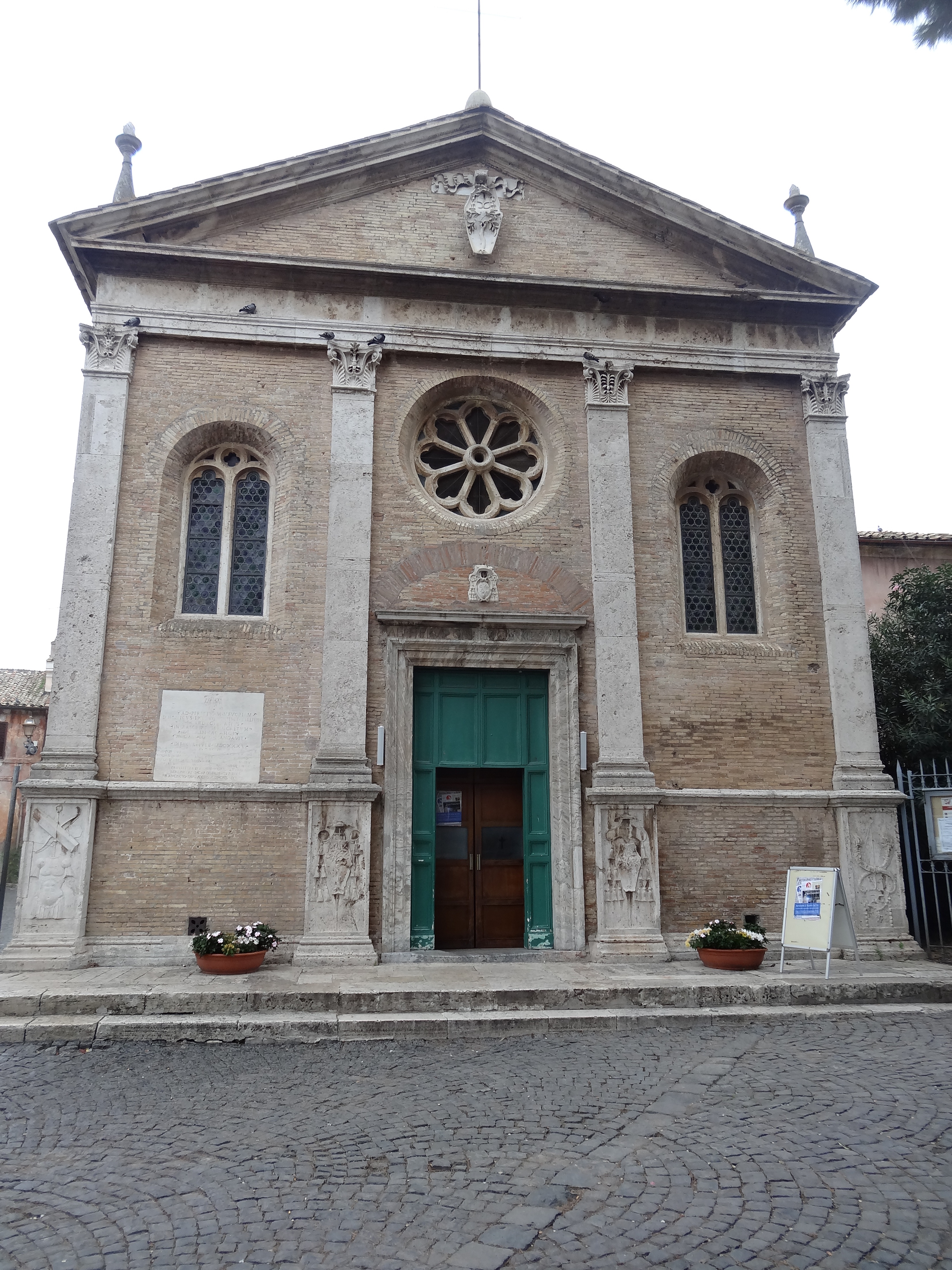 https://upload.wikimedia.org/wikipedia/commons/c/cb/Basilica_di_Sant%27Aurea_foto_2.JPG