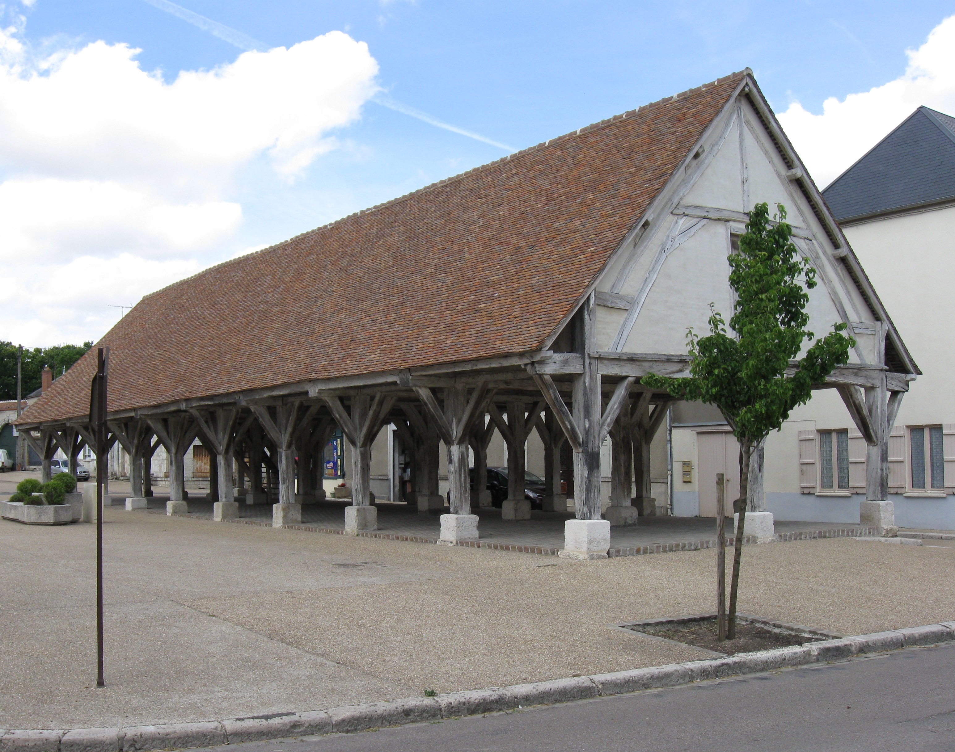 File Beaumont du G tinais Halle.jpg Wikimedia Commons