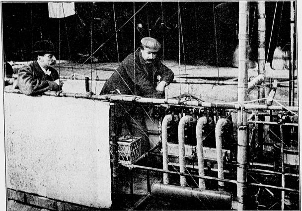 File:Buchet et Severo examinant le moteur du Pax sous le hangar - Photo Raffaele.jpg
