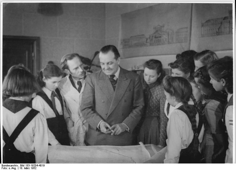 File:Bundesarchiv Bild 183-19204-4019, Berlin, Richard Paulick mit Jungen Pionieren.jpg