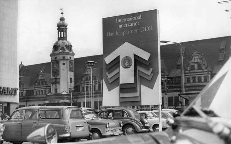 File:Bundesarchiv Bild 183-J0814-0008-001, Leipzig, "Altes Rathaus", Parkplatz.jpg