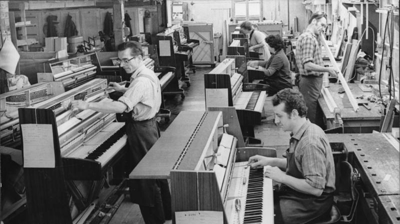 File:Bundesarchiv Bild 183-K0210-0033-001, Sangerhausen, Herstellung von Pianos.jpg