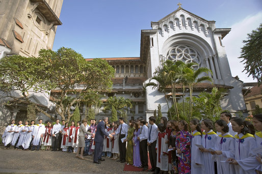 File:Bush's visit in Hanoi church.jpg