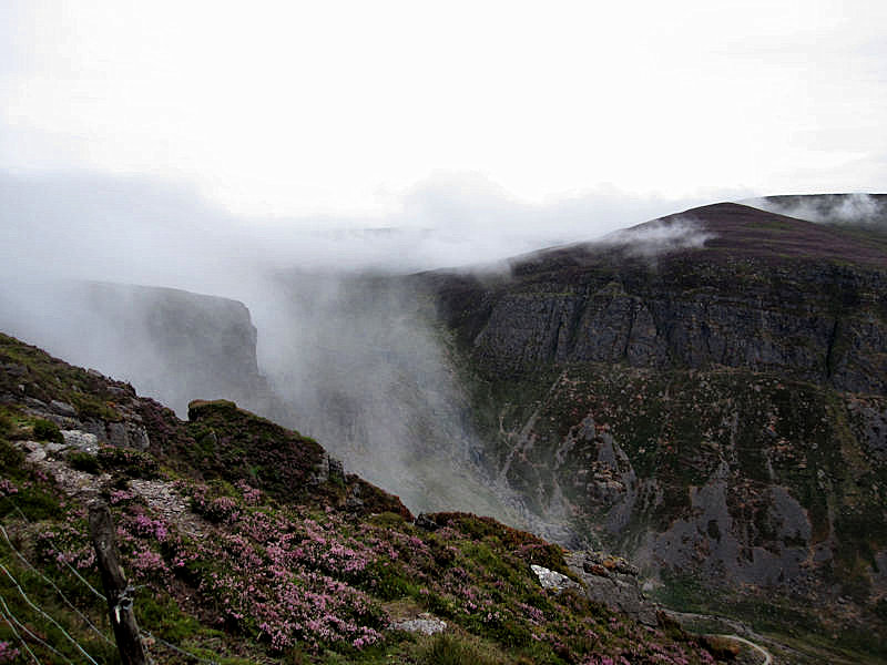 File:Clouds and Crags - geograph.org.uk - 5858440.jpg