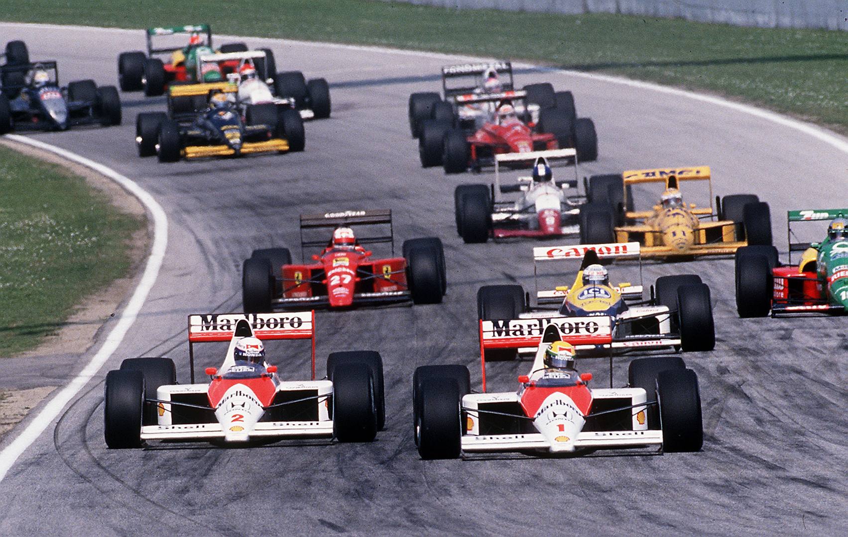 Ayrton Senna (Auto rechts vorne mit der Nummer 1) überholt Alain Prost (links daneben) in der Tosa-Kurve