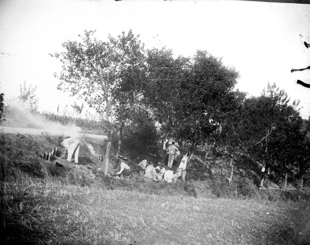 File:Groupe dhommes mangeant au bord dun chemin dans la campagne (5573228139).jpg