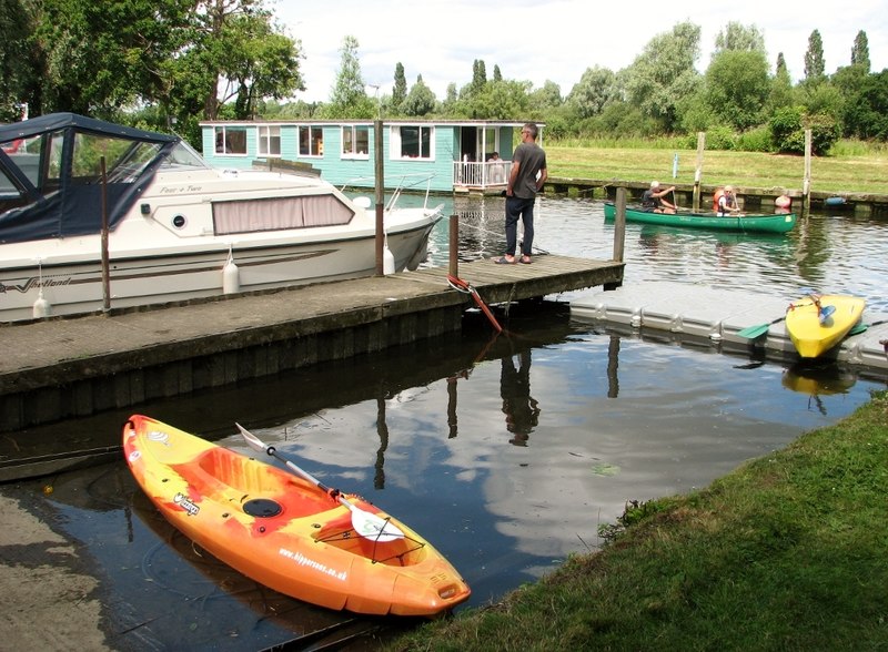 File:Hipperson's Boatyard - end of the slipway - geograph.org.uk - 6205666.jpg