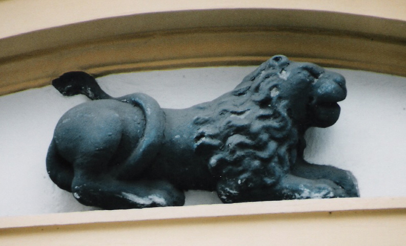 File:Lion at the wall.jpg