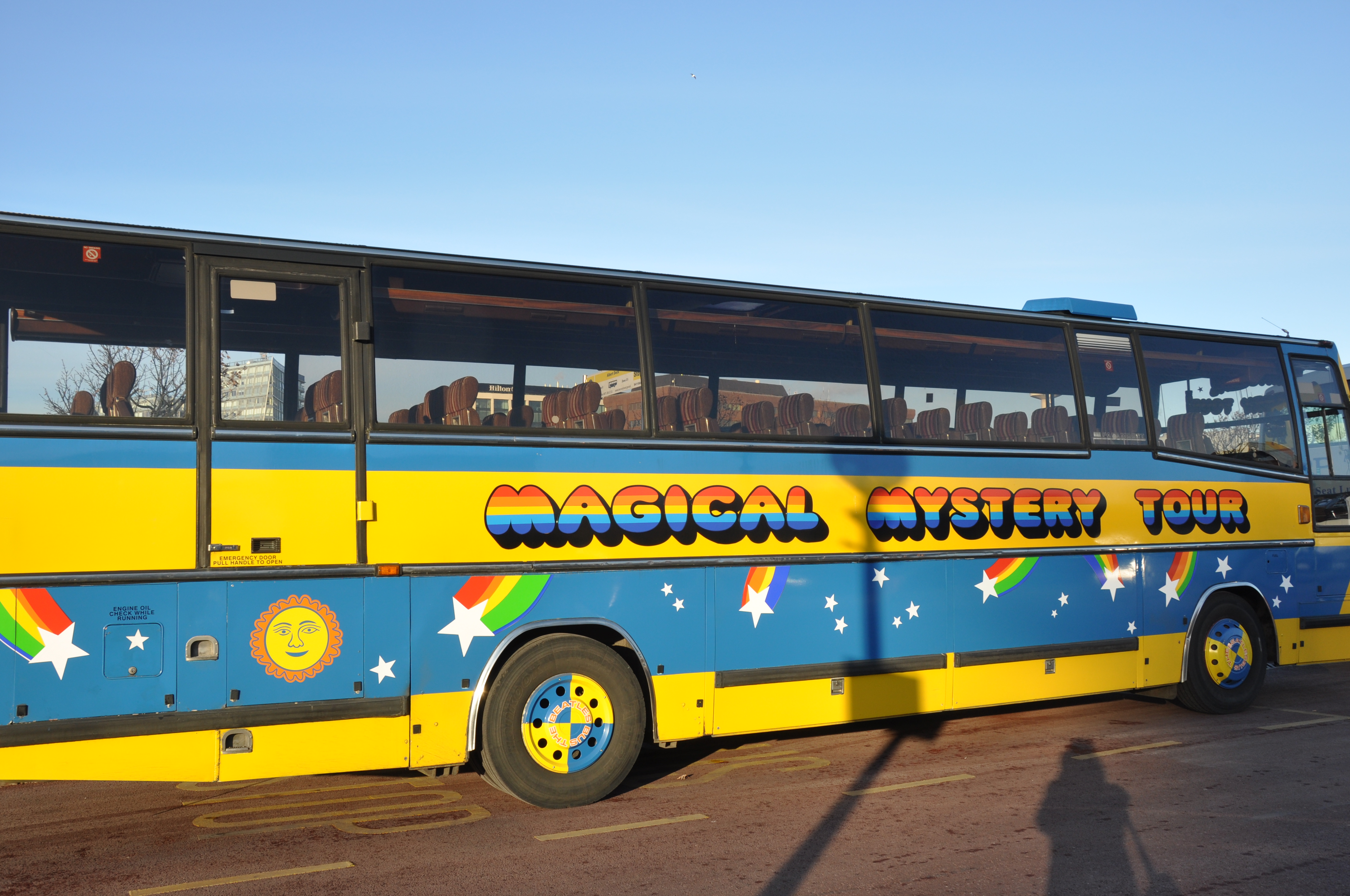 Magical tour. Magical Mystery Tour автобус. Magical Mystery Tour Bus. Magical Mystery Tour. Queen Magic Tour.