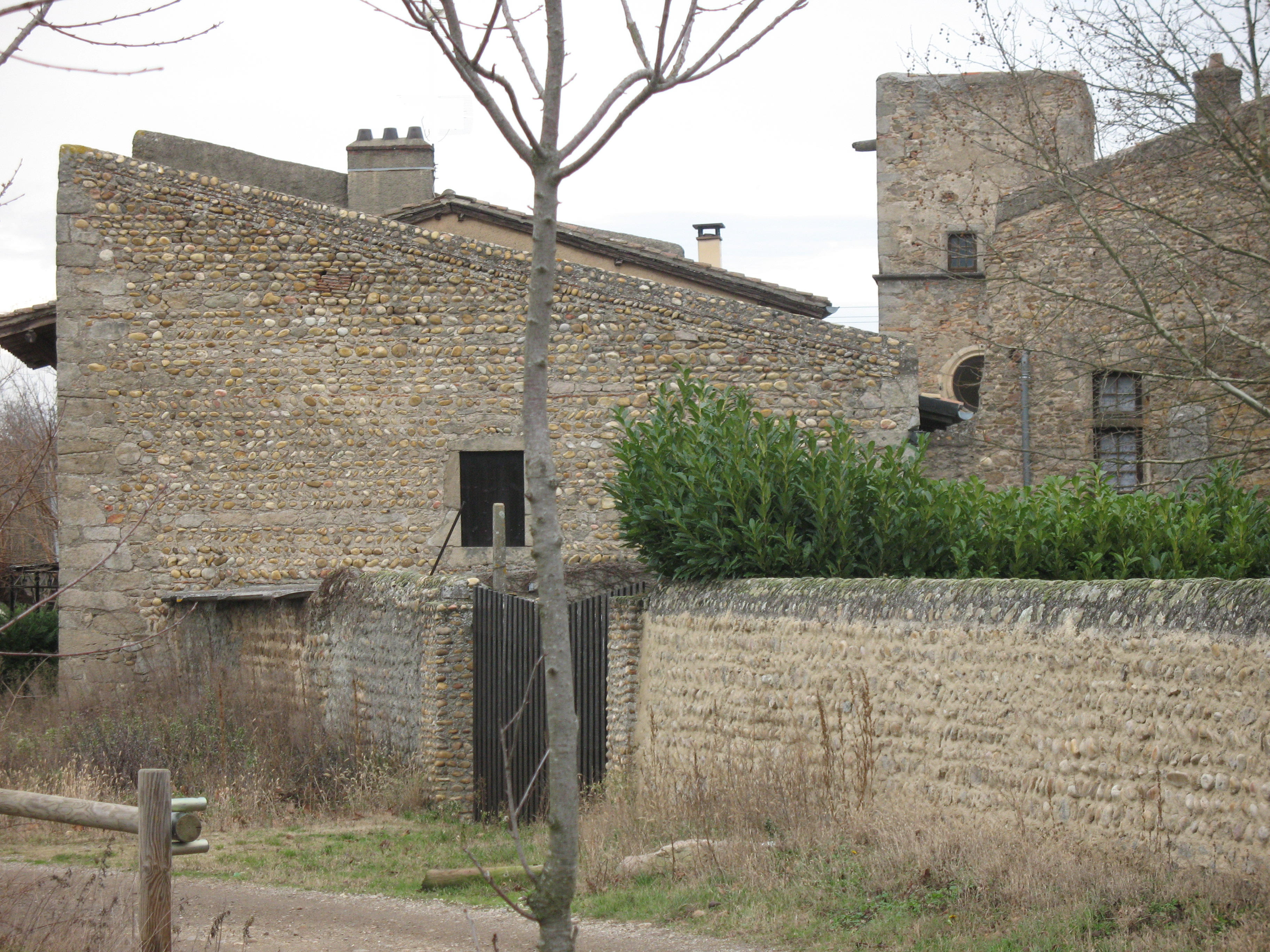 Подпирать дом. Дом Форт. Укрепленный дом. Maison Forte du Pin. Домен Мезон.