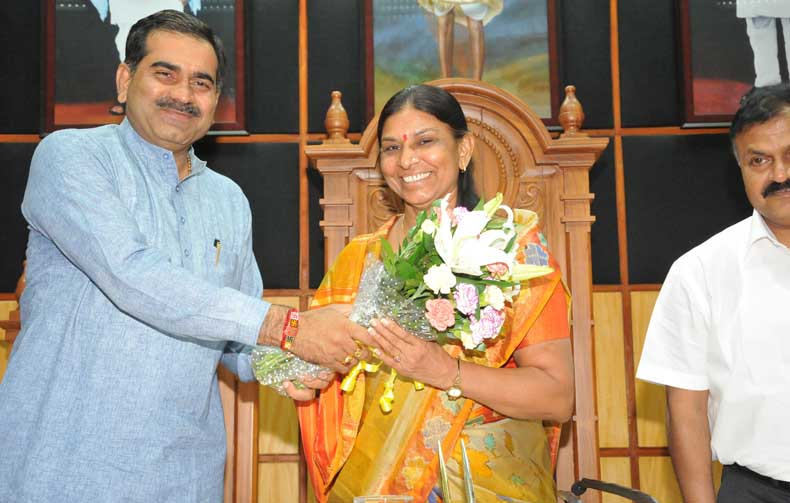 '''Deputy Mayor Rameshbhai, new Mayor Minakshiben and Municipal Commissioner Guruprasad Mohapatra, 30 April 2013'''