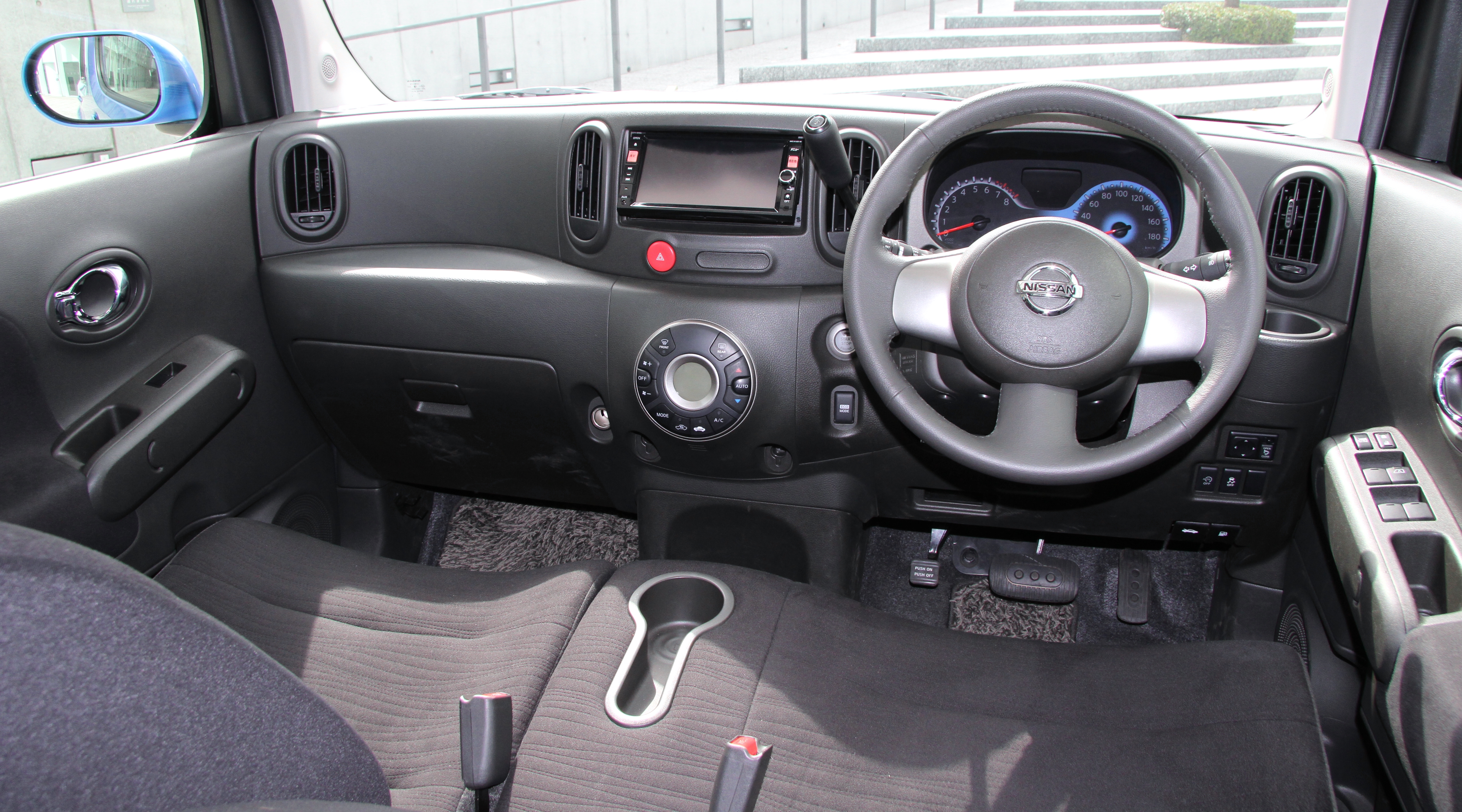 File Nissan Cube 15g Interior Jpg Wikimedia Commons