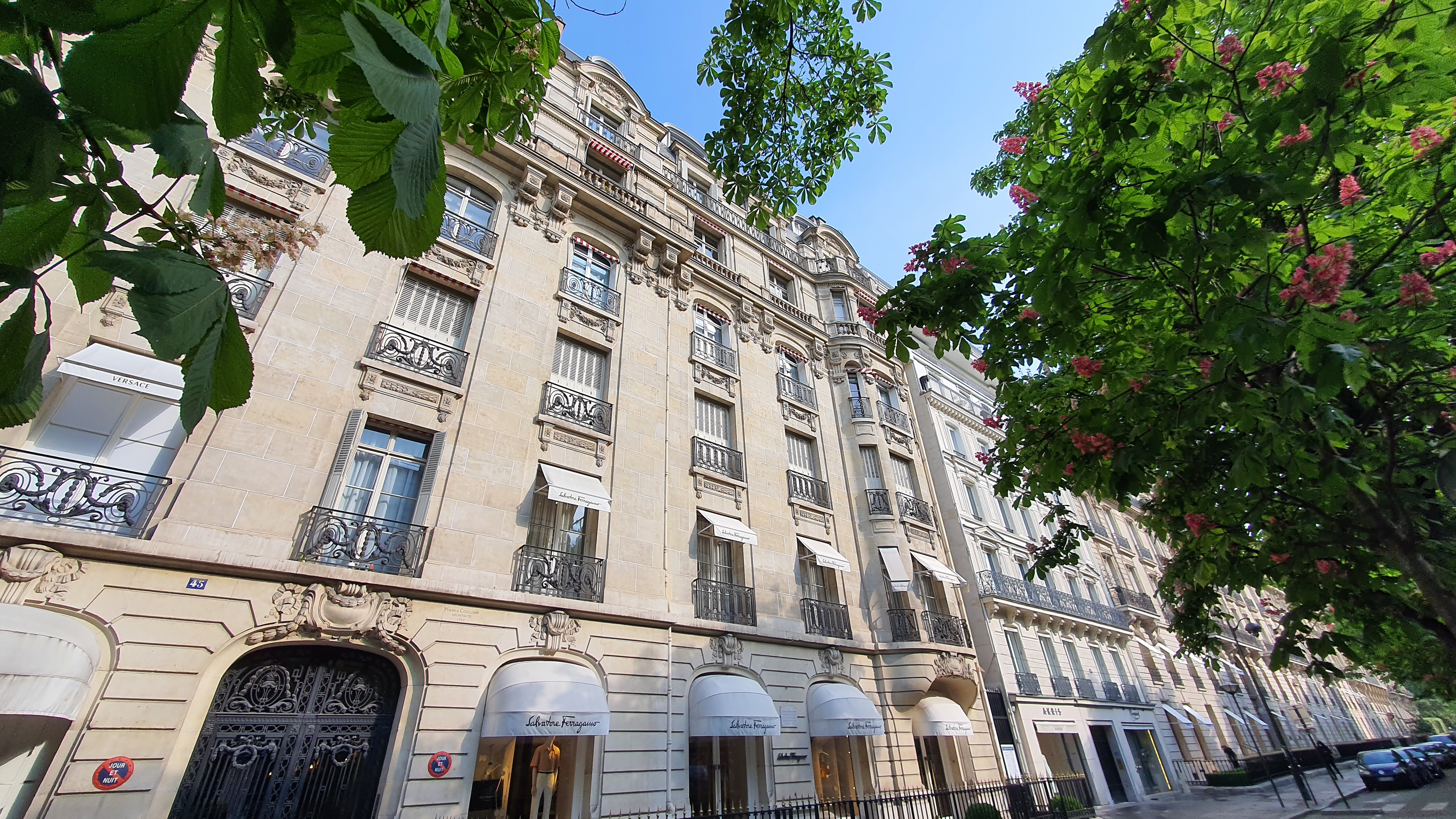 Fichier Son immeuble d habitation avenue Montaigne Paris.jpg