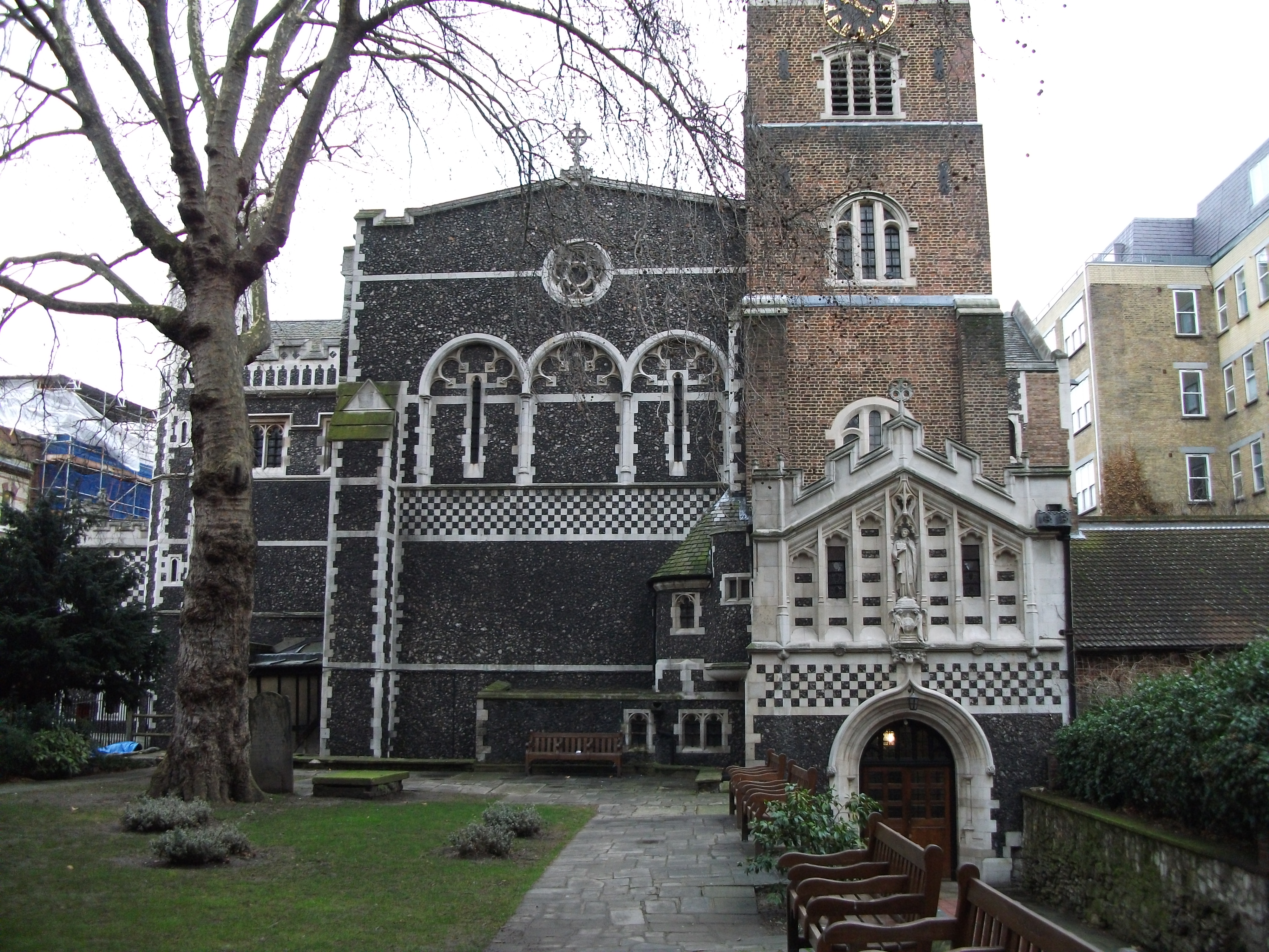 Church of saint. Церковь Святого Варфоломея Лондон. Церковь Святого Варфоломея Брайтон. Двор церкви св. Варфоломея в Лондоне.