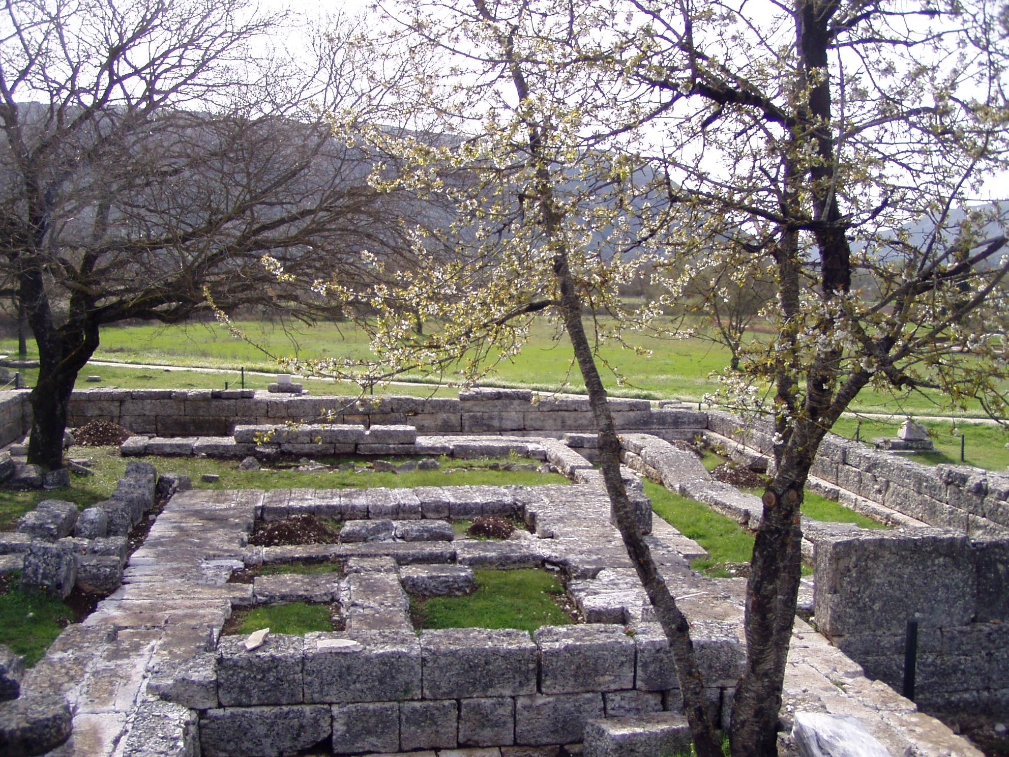 Temple of Zeus in Dodona 8.jpg