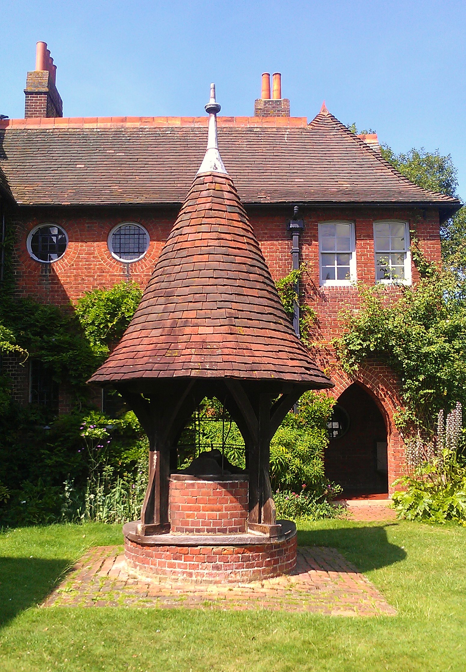File:The well William Morris' Red House.jpg - Wikimedia