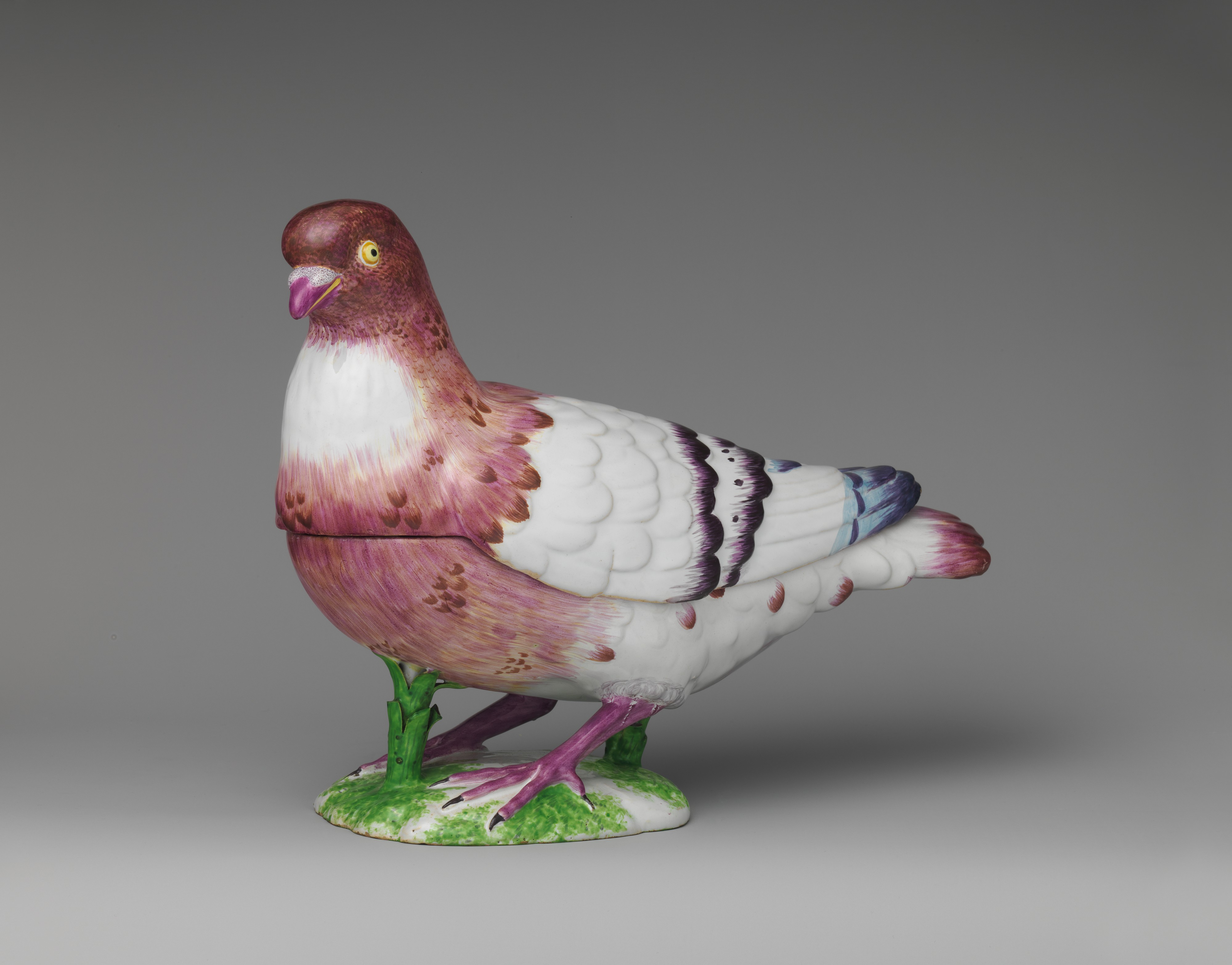 https://upload.wikimedia.org/wikipedia/commons/c/cb/Tureen_with_cover_in_the_form_of_a_pigeon_MET_DP231067.jpg