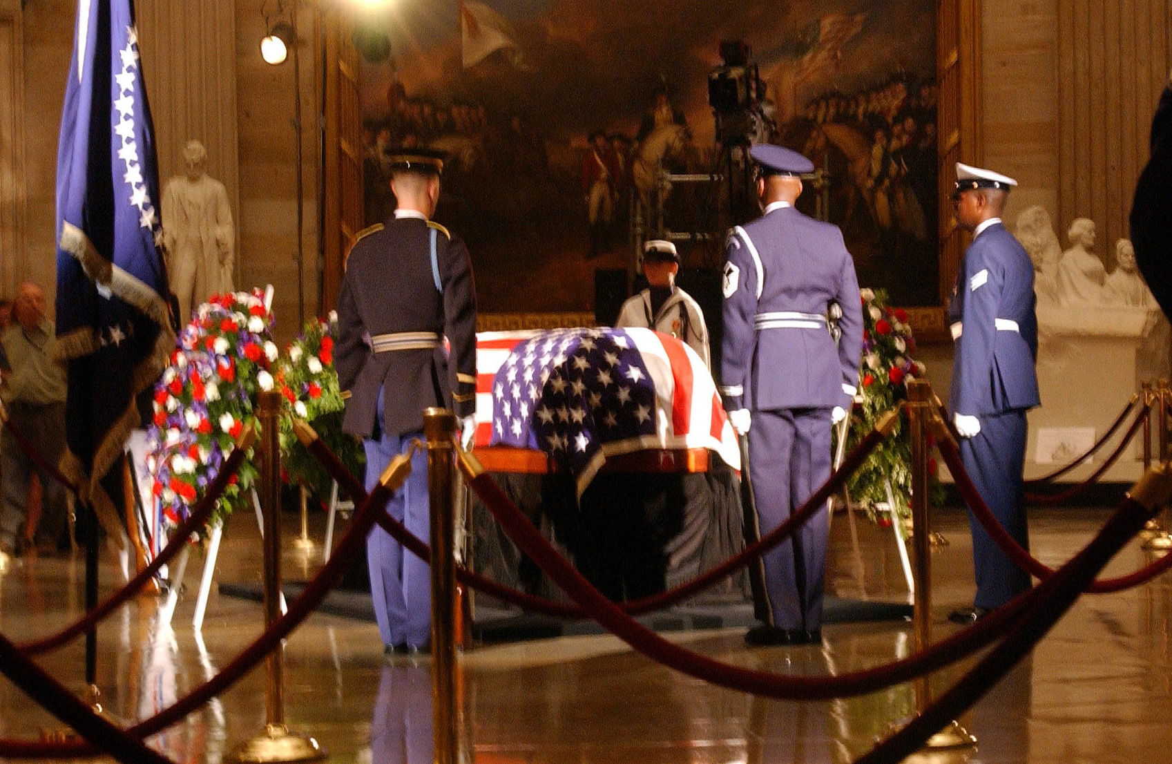 US_Navy_040609-A-8024C-018_Ceremonial_Honor_Guard_stand_watch_over_the_flag-draped_casket_of_former_President_Ronald_Reagan_during_his_State_Funeral_in_the_U.S._Capitol_Rotunda_(cropped).jpg
