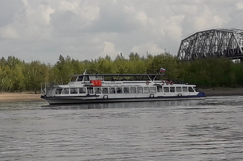 File:Waterbus Moskva type on the Ob in Novosibirsk, Russia.jpg