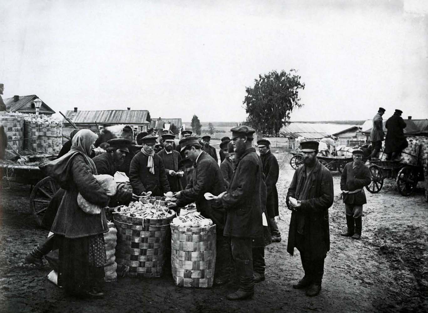 Фотоархив. Семеновские ложкари 19 век. Редкие кадры царской России в фотографиях Максима Дмитриева. Крестьянская ярмарка 19 век. Семенов Нижегородская Губерния конец 19 века.