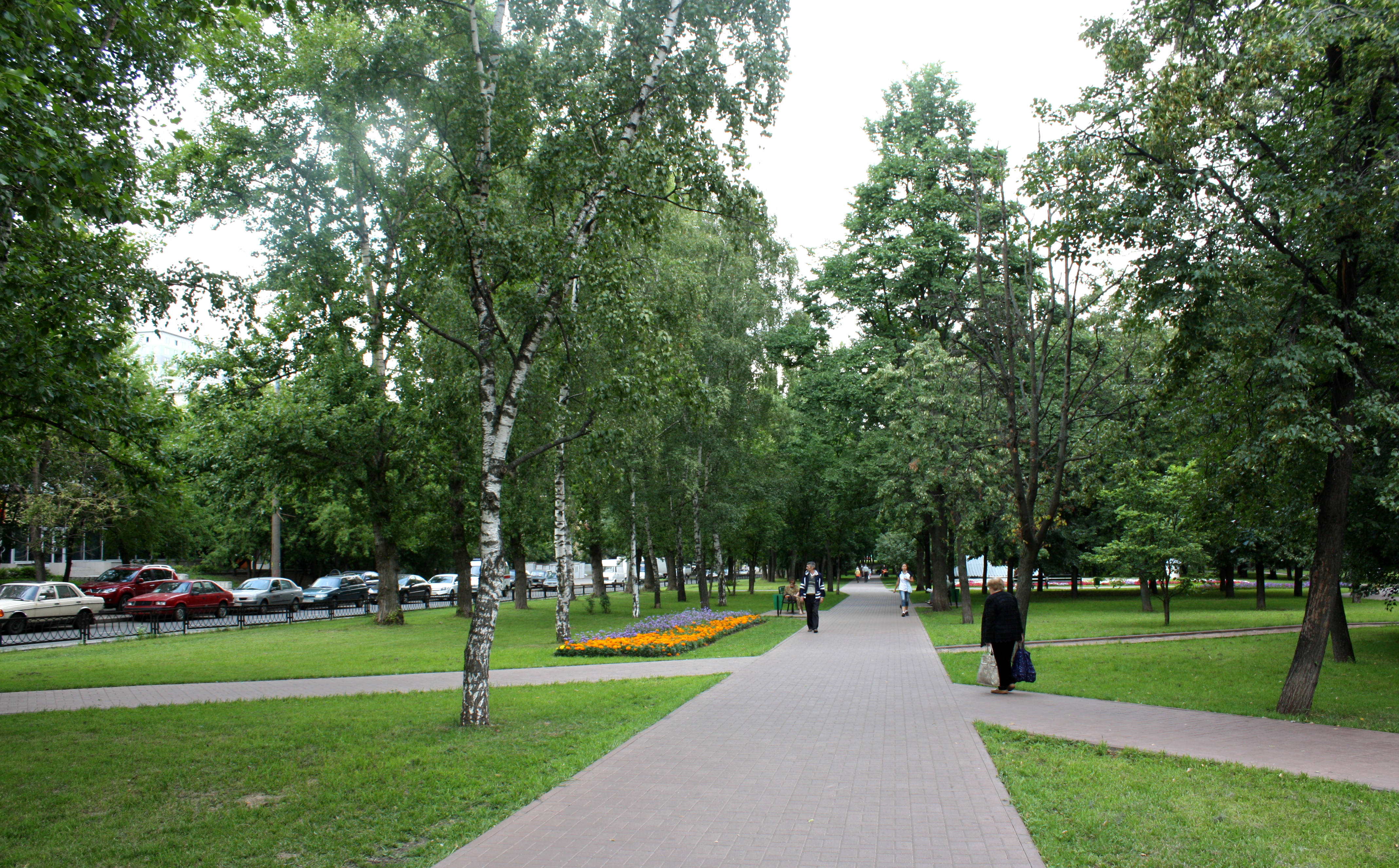 Бульвар генерала карбышева. Сквер на бульваре Карбышева. Москва парк Генерала Карбышева. Ротонда бульвар Карбышева бульвар.